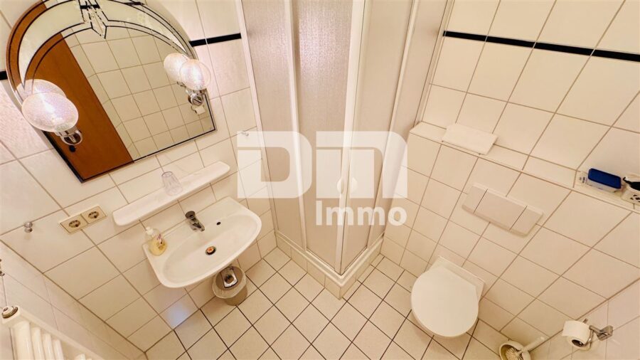 Opulente Gästehausanlage mit 13 Zimmern,2 Sälen,Gastronomiebetrieb + Betreiberwohnung - OG Gebäude 3 Doppelzimmer / Duschbad / Balkon